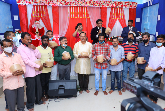 Grace Ministry Celebrates Christmas 2021 with Pomp and Grandeur on 17th Friday, December at its Prayer centre in Valachil, Mangalore. Hundreds gathered at the program and celebrated Xmas with Bro Andrew Richard and family.  